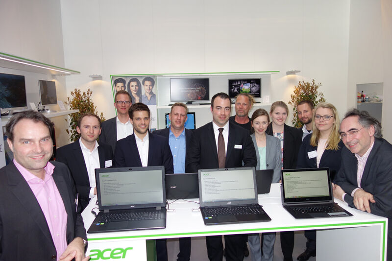 Michael Frey (l.) und Andreas Raum (r.), freyraum mit dem ACER-Team (Bild: IT-BUSINESS)