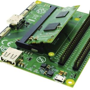 Raspberry Pi Development Kit: Das I/O-Board verfügt über zwei GPIO-Bänke, zwei Display- und zwei Kameraanschlüsse. Das gesteckte Compute Modul im SODIMM-Format mit 4 GB eMMC Flash für das Betriebssystem ist auch separat nutzbar. (Bild:  Bild: Conrad)