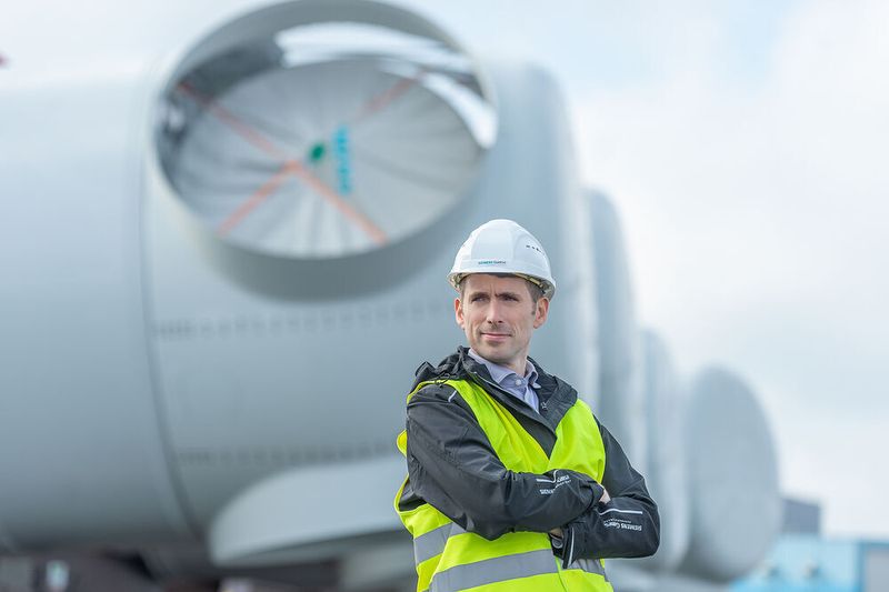 Windparks vor den Küsten liefern Jahr für Jahr mehr klimafreundlichen Strom. Die Technologie dieser regenerativen Stromerzeugung hat sich in den vergangenen Jahren rasant verbessert. Erfinder Arwyn Thomas von Siemens Gamesa hat dazu wesentlich beigetragen. Er arbeitet an Windanlagen mit Direktantrieb, die kein Getriebe besitzen und die Kraft des Rotors über einen Generator direkt in Strom umwandeln. Erst seit knapp zehn Jahren können diese großen Offshore-Windturbinen rentabel hergestellt werden. Der 36-jährige Erfinder hat dazu beigetragen, bei einer 6-Megawatt-Offshore-Turbine das Drehmoment des Generators zu verdoppeln.  (Siemens/Chris Tille)