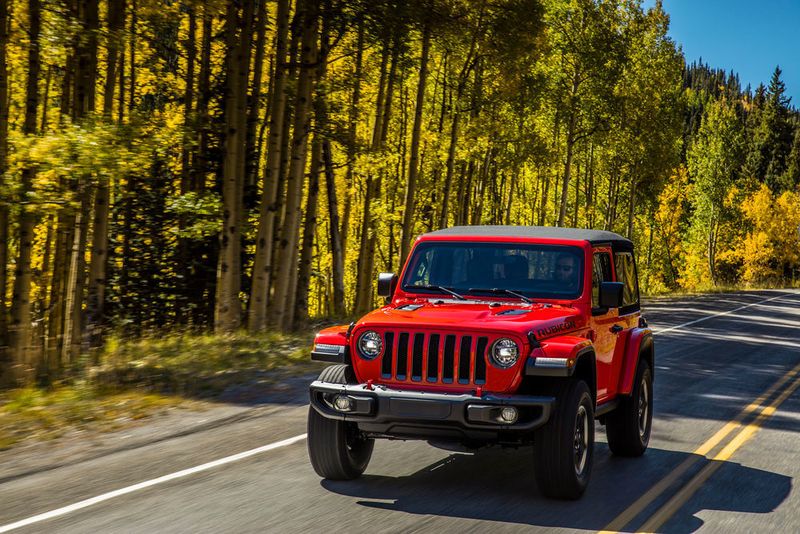 Optisch ist der neue Wrangler sich und seinen Vorfahren treu geblieben, jetzt aber serienmäßig mit LED-Lampen bestückt. (FCA)