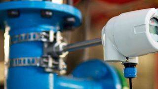 Der nicht-invasive Temperatursensor Nitemp bietet eine einfachere und sichere Methode zur Messung der Prozesstemperatur: weder das Herunterfahren der Anlage, noch die Öffnung des Prozesses oder die Installation eines Schutzrohrs sind dafür notwendig.  (ABB)