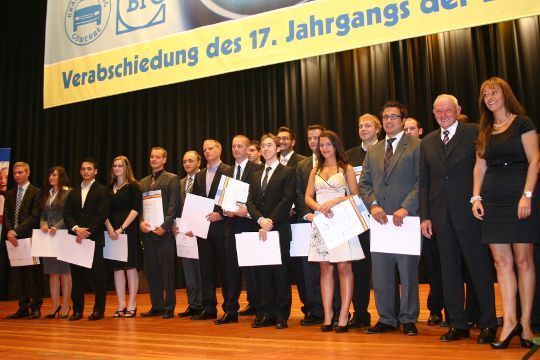 Dann erhielten die Absolventen aus der Klasse 2b ihre Diplome. (Archiv: Vogel Business Media)