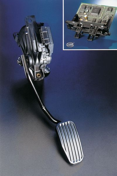Als Elektronikspezialist liefert Hella seit vielen Jahrzehnten neben Licht- auch Elektrik-/Elektronikartikel wie z. B. elektronische Gaspedale. Dieses vereint Fahrpedal, Pedalkrafterzeugung und Sensorik in einer modularen Baueinheit. (Bild: Hella)