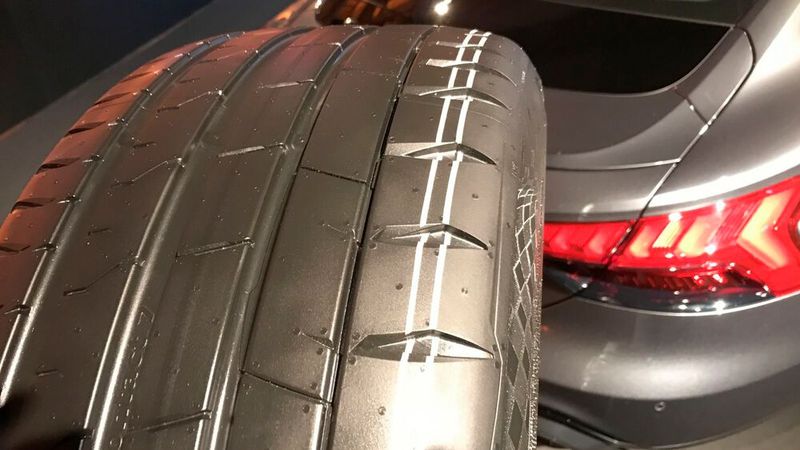 Das Auto, in dem er auf die Bühne rollte, ist wohl eine der schwersten denkbaren Aufgaben für einen Reifen: ein 2,5 Tonnen wiegendes Sportcoupé. (Bild: Rosenow/»kfz-betrieb«)