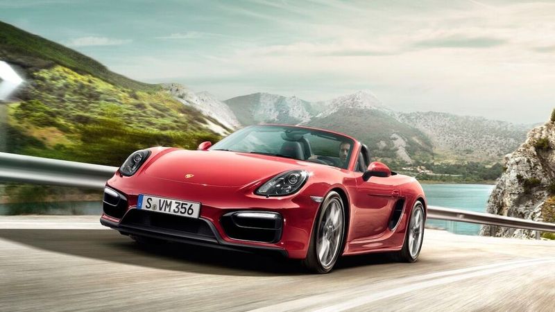 Feurig wie Chili: In dritter Generation (981) entwickelte der Porsche Boxster GTS ab 2014 starke 330 PS. Der neue Alu-Hybrid-Rohbau mit 55 Kilogramm weniger Gewicht und 60 Millimeter mehr Radstand sowie ein neu konzipiertes Fahrwerk bedeuten noch mehr Sportlichkeit. Trotz rund 7 kW mehr Leistung verbraucht das Modell 981 rund zehn Prozent weniger Kraftstoff, was neben der Gewichtsreduktion auch mit einer serienmäßigen Start-Stopp-Automatik und einer elektromechanischen statt der alten hydraulischen Lenkung erreicht wird. (Bild: Porsche)