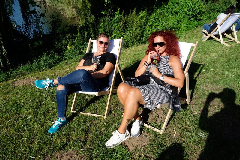 Eine kleine Erholung für Daniela Bemelmans-Leventic, ActionIT, und Besa, IT-BUSINESS. (Bild: IT-BUSINESS)