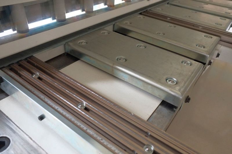 Gasparini verwendet ein Kratzschutzsystem mit Kugelköpfen, die mit einer pneumatischen Vorrichtung ausgestattet sind, die die Kugelköpfe unter die Auflagefläche zurückziehen.  (Gasparini)