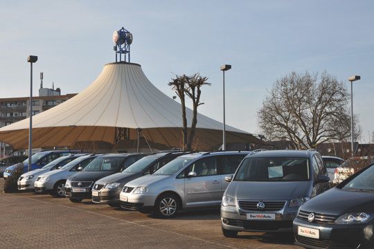 Gut beschirmt warten die Gebrauchtwagen auf ihre neuen Besitzer. (Archiv: Vogel Business Media)