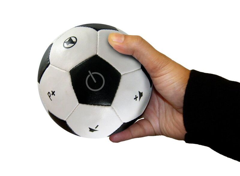 Ebenfalls bei www.monsterzeug.de gibt es eine Universal-Fernbedienung im Fußball-Design. Sie kostet 21,95 Euro und darf auf keinen Fall zur Fußball-WM fehlen! (Monsterzeug)