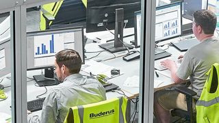 Ein Logistikmitarbeiter prüft den Status der Auftragsabarbeitung. (Bosch Rexroth)