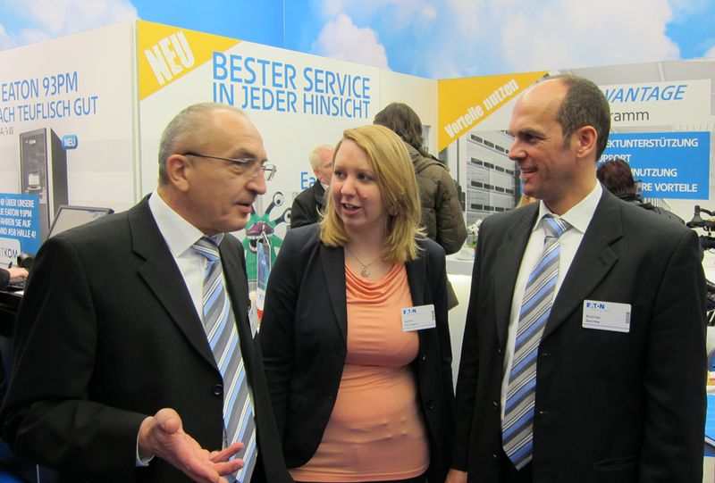 Roland Lommer (l.), Jasmin Dichmann und Kosmas Steinke (Eaton Electric) klärten, wo sie am Abend essen gehen.				 (IT-BUSINESS)