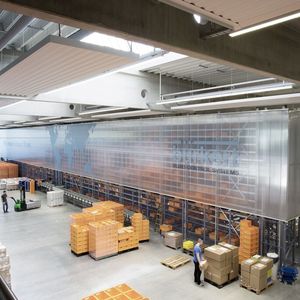 Das neue, vollautomatisierte Shuttlelager mit 10.000 Behälterplätzen erhöht die logistische Leistungsfähigkeit von Bürkert.