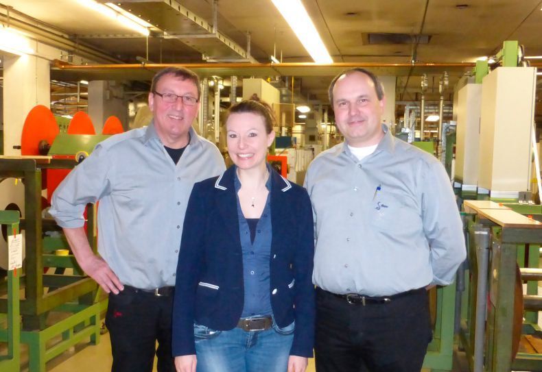 Blechnet-Redakteurin Frauke Finus mit Geschäftsführer Bernd Faupel (links) und Produktionsleiter Volker Gudera (rechts) in den Cobra-Hallen in Wächtersbach. (Bild: Cobra)