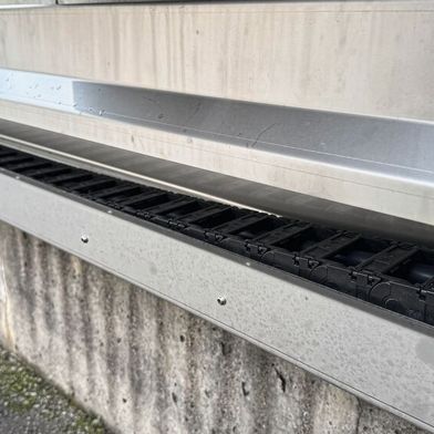 Im Inneren der Edelstahl-Einhausung läuft die Energiekette geschützt und verschleißarm. Sie führt die konfektionierten chainflex-Leitungen sicher mit, sodass der Räumer zuverlässig mit Energie und Signalen versorgt wird. (Bild: igus)