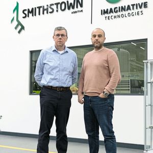 Dr. Gerard Henn, CEO de Smithstown Light Engineering, et Flávio DeCampos, NPI Manufacturing Manager.(Source :  Starrag)