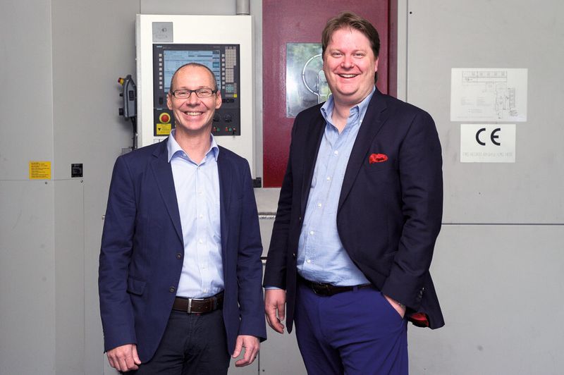 Markus Frauchiger (Geschäftsleiter RCM ESTECH) und Andreas Ott (Verwaltungsrat ESTECH Industries): «Wir investieren laufend in moderne Produktionsmittel, wie unsere neueste voll automatisierte Starrag Heckert HEC 630.» (Bilder: Thomas Entzeroth)