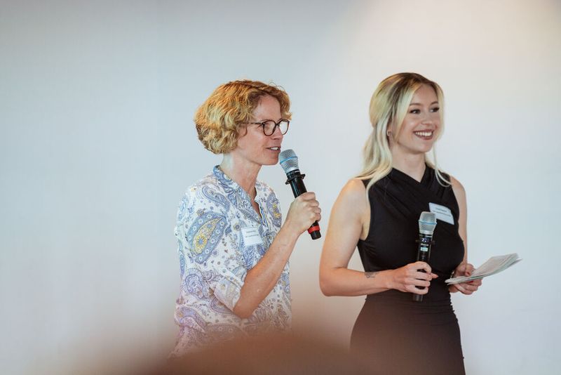 Stephanie Pelch und Cindy Decker begrüßen zum dbc-Partnertag. (Bild: C & P Capeletti & Perl)