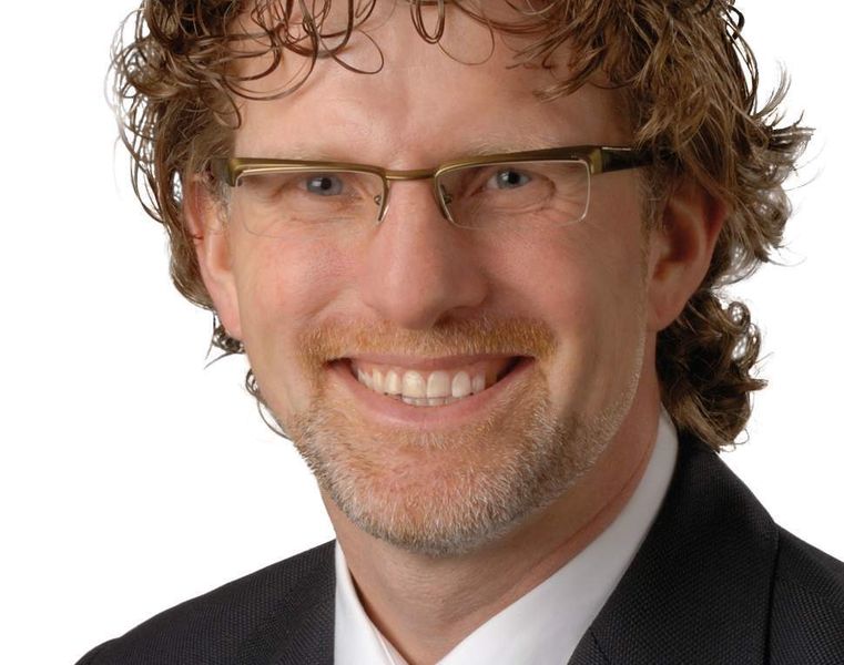 Marius Fedler vom Kunststoff-Institut Lüdenscheid: „Aktuelle Untersuchungen zeigen, dass sich manche Haftvermittler sogar stanztechnisch umformen lassen. Dies hat den Vorteil, dass sie sich kostengünstig auf die metallische Rohware aufbringen lassen.“ Bild: Kunststoff-Institut Lüdenscheid (Archiv: Vogel Business Media)