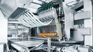 Simultane Abfüllung unterschiedlicher Produkte: möglich dank des mehrbahnigen dezentralen Dosiersystems (2017 Ruediger J. Vogel)