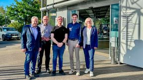 Hofmann Automobile wächst; ab 1.1.2027 gehört auch das Autohaus Waldmüller zu der Autohausgruppe: (v.l.) Helmut Waldmüller, Klaus Schmidt, Timo Schmidt (alle Autohaus Waldmüller), Florian Hofmann, Kerstin Bacher (beide Hofmann Automobile) (Bild: Hofmann Automobile)