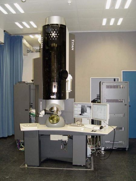 Das neue Elektronenmikroskop am Ernst Ruska-Centrum dringt trotz seiner eigenen gewaltigen Dimensionen in atomare Dimensionen vor.  (Bild: Forschungszentrum Jülich)