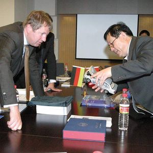 Niedersachsens Wissenschaftsminister Lutz Stratmann mit Prof. Wan Gang, früher an der Tongji-Universität und seit einigen Jahren Forschungsminister der chinesischen Regierung, bei der Vorstellung eines VW-Santana-Modells mit Wasserstoffantrieb. Bild: Kiefer