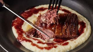 Die additiv hergestellten Steaks auf Pflanzenbasis sollen echtes Fleisch möglichste genau imitieren, aber nachhaltiger sein. (Bild: Redefine Meat)