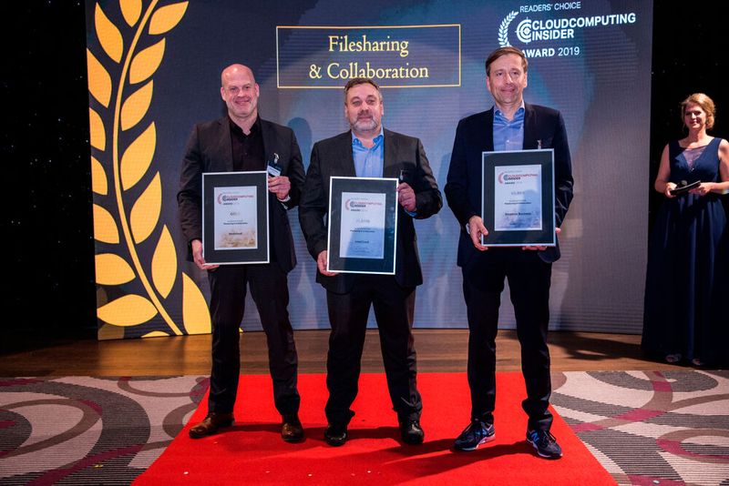 In der Kategorie Filesharing & Collaboration räumen Dropbox Business (mit Thomas Birner, re.), Nextcloud (mit Frank Karlitschek, re.) und ownCloud (mit Jörg Eberwein, m.) die Preise in Silber, Gold und Platin ab. (Bild: artful rooms / VIT)