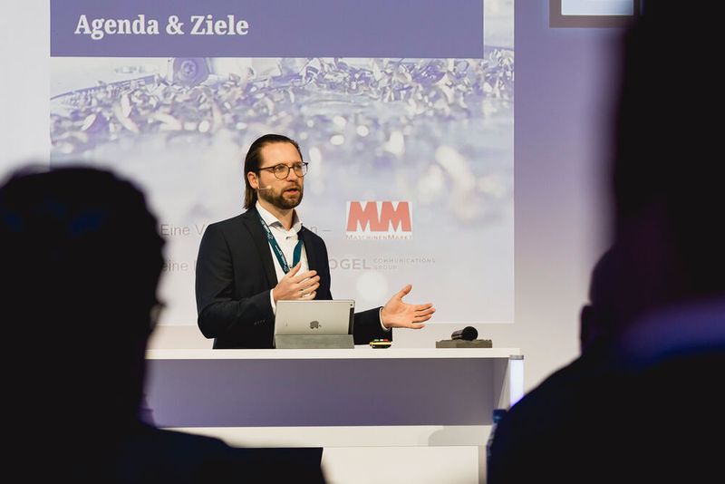 MM-Chefredakteur Benedikt Hofmann begrüßt die Teilnehmer. (Bild: Stefan Bausewein)