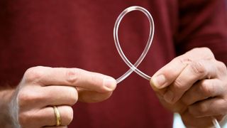 Infusionsschläuche bestehen oft aus Polyurethanen. Ein neuartiges Produktionsverfahren des Fraunhofer IAP macht es möglich, Polyurethane in höchster Qualität ohne den Einsatz der giftigen Isocyanate herzustellen. (Bild: Fraunhofer IAP)