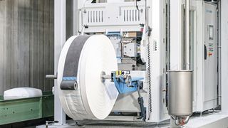 Der Beumer fillpac FFS zeichnet sich durch hohe Durchsatzleistung und Verfügbarkeit sowie kompakte Bauweise aus. (Bild: Beumer Group GmbH & Co. KG)