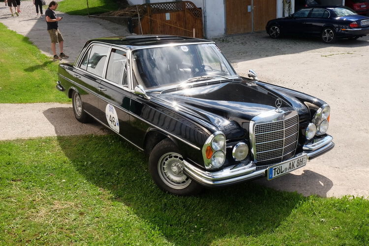 Mit dabei ein Mercedes 300 SEL, Baujahr 1969. (Holger Zietz)