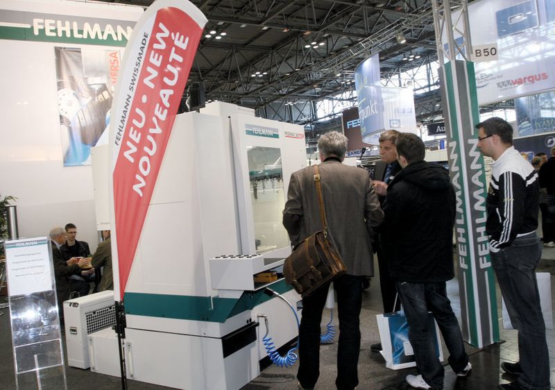 Mit seiner neuen Picomax 56 Top stiess Fehlmann auf reges Interesse der Messebesucher. Roland Sandmeier (2. v.l.) im Kundengespräch. (Anne Richter, SMM)