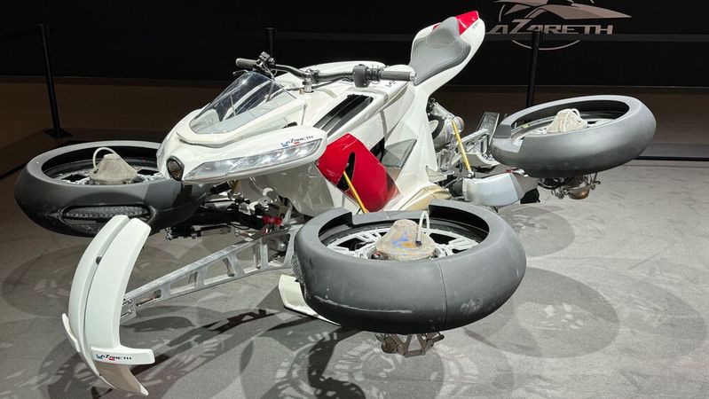 Der französische Tüftler und Tuner Ludovic Lazareth hat ein Bike entwickelt, das auch fliegen kann.(Bild:  Benjamin Bessinger)