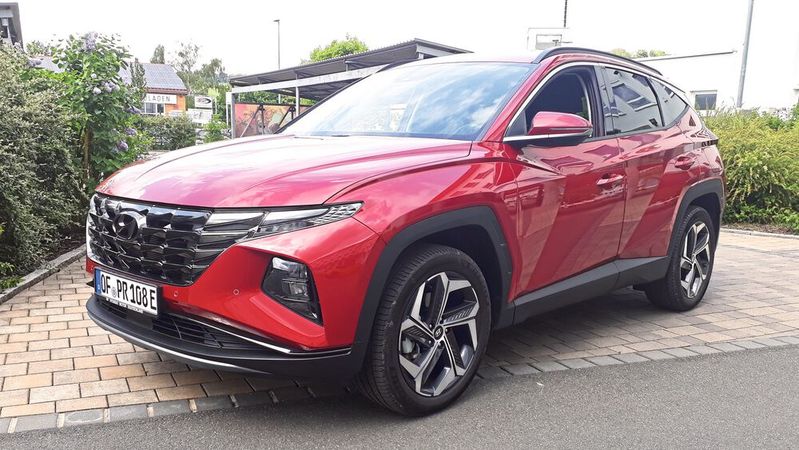 Stattliche Erscheinung: Der Hyundai Tucson überzeugt mit selbstbewusstem Design. Vorausfahrende, aber auch Entgegenkommende identifizieren in zweifelos anhand seiner markanten Front.(Bild:  Dominsky – VCG)