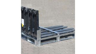 Bis zu vier Gabelzinken kann die neue Sicherheitspalette von Bauer aufnehmen. Jede Gabelzinke ist damit einzeln gesichert. Bild: Bauer (Archiv: Vogel Business Media)