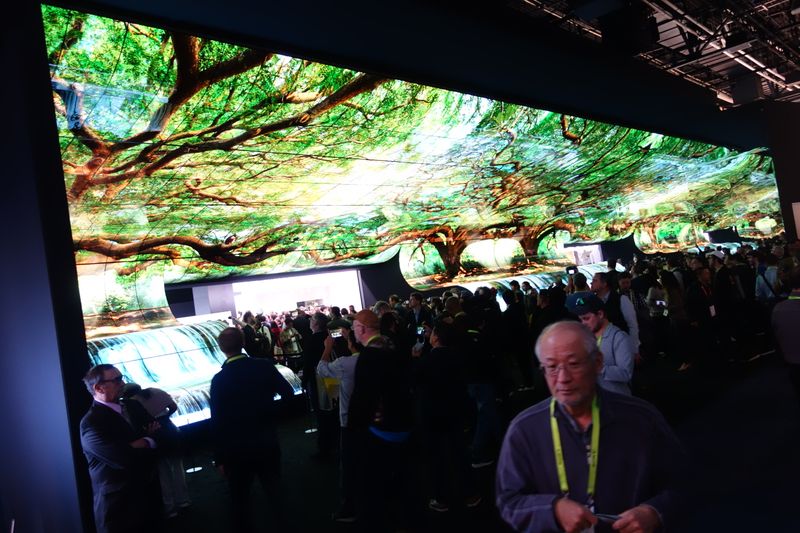 Der LG Stand lockt die Besucher mit einer gigantischen Displayshow. (IT-BUSINESS)