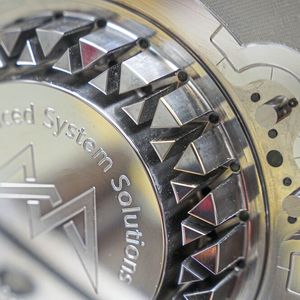 Ohne Polieren auf Fertigmaß: Glanzfräsen des Deckels auf der Maschine und das Endergebnis. (Bild:  Rösler GmbH)