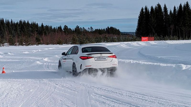 Auf den präparierten Schneepisten in Schweden verblüffte der Blizzak 6 Enliten mit herausragender Traktion und Seitenführung.(Bild:  Rosenow – VCG)