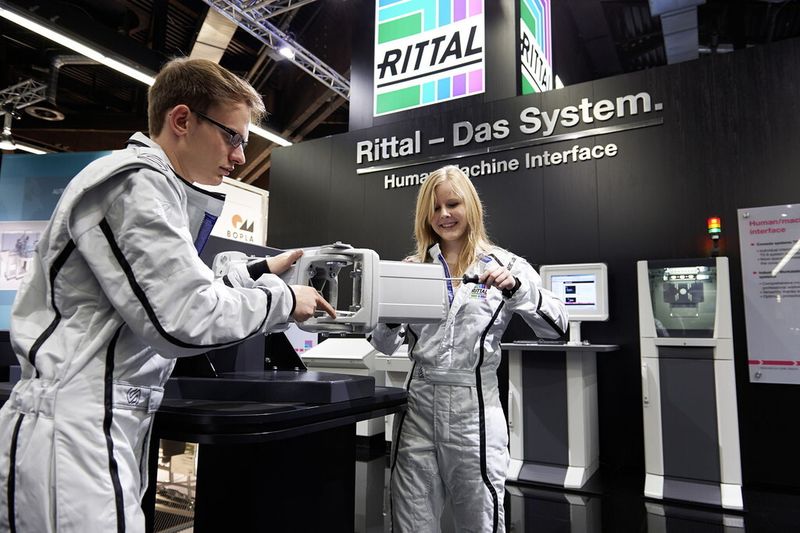 Maximale Sicherheit an der Schnittstelle Mensch-Maschine bietet Rittal mit seinem Tragarmsystem CP. (Bild: Rittal)