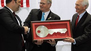 Die feierliche Einweihung des neuen iwis-Werkes in Murray, USA. Von links nach rechts: Ulrich Bach, Geschäftsführer iwis engine systems, Johannes Winklhofer, Geschäftsführender Gesellschafter iwis-Gruppe, Steven L. Beshear, Gouverneur von Kentucky, USA. (Foto: Iwis)