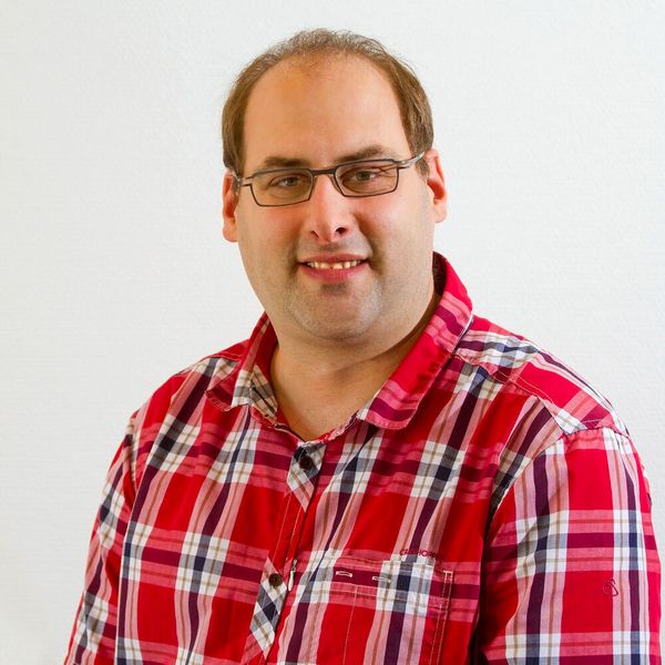 Jan Kassner, Senior Network Engineer bei Concat: „Das Thema WiFi6 hat sich vom „nice to have” zum „must have“ entwickelt, gerade in Modern-Workplace-Umgebungen mit einer immer größeren Anzahl an Endgeräten ohne kabelgebundenen Netzwerkzugang (Tablets, MacBooks). In der Vergangenheit oft nur als Zugang für Gäste genutzt, ist WLAN inzwischen ein zentraler Bestandteil des Unternehmensnetzwerks.“ (Concat)