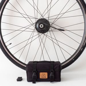 Die wichtigsten Bestandteile des Vekkit-Umrüstsatzes sind das motorisierte Vorderrad und die Tasche mit Akku.(Bild:  Velotton)