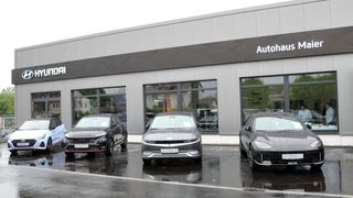 Das Autohaus Maier hat in Schlüsselfeld einen neuen Hyundai-Betrieb eröffnet. (Bild: Wehner – VCG)