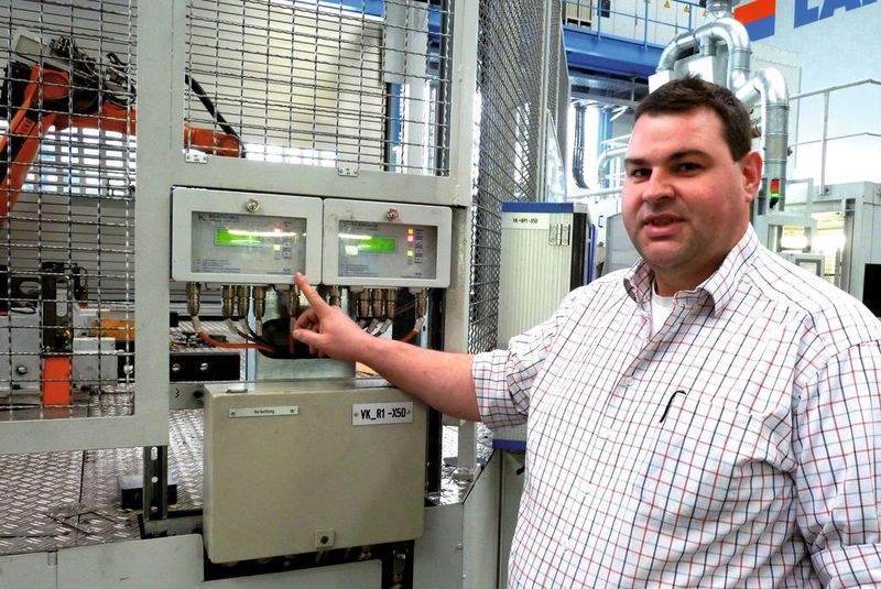 Andreas Lang, Teamleiter Wartung Elektrik bei der Läpple GmbH in Heilbronn, erläutert die Doppelblechkontrolle mit der Blechdickenfühler-Weiche von Klaschka. Dabei sind die Kontrolleinheiten sowohl mit dem jeweiligen Sensor als auch mit der Pressensteuerung verbunden. Bild: Kuhn (Archiv: Vogel Business Media)