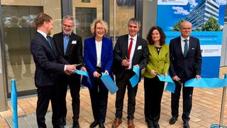 MP Michael Kretschmer (Sachsen), Helmholtz-Präsident Dr. Martin Keller, Prof. Katrin Böhning-Gaese (GF UFZ), Staatssekretär Dr. Steffen Eichner (Sachsen-Anhalt), Dr. Sabine König (GF UFZ), BMFTR-Staatssekretär Dr. Rolf-Dieter Jungk (v.l.n.r.) beim obligatorischen Banddurchschneiden vor dem neuen Gebäude. (Bild: Dr. Reinart Feldmann/ UFZ)