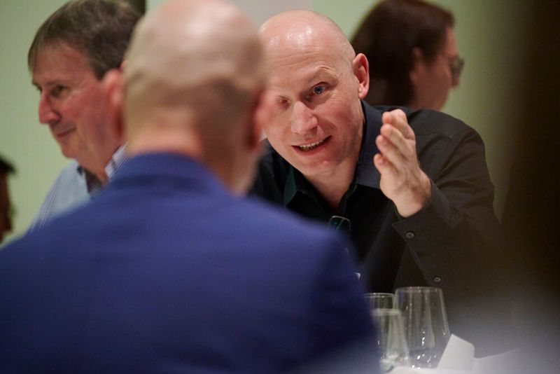 Impressionen vom ELEKTRONIKPRAXIS Frühlingsfest 2023 im Ketterer Kunst mit der Verabschiedung von Johann Wiesböck.  (Bild: © EYE AM CHRIS)