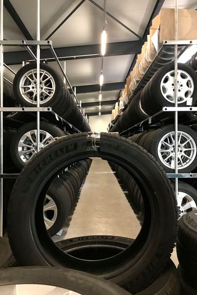 Das Reifengeschäft ist für das Donzdorfer Unternehmen nach wie vor ein wichtiger Umsatzbringer. Bis zu 800 Radsätze können Kunden hier einlagern lassen. (Bild: Schweitzer/»kfz-betrieb«)