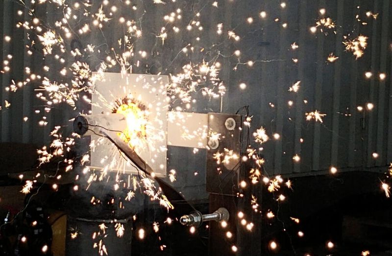 Platz 5: Zwölf Neuheiten zur Fakuma 2023. Der Tepex-Prüfkörper von Envalior weist trotz Partikelbeschuss bei bis zu 1400°C am Ende des svt-Tests keinen Durchbrand auf. (Bild: Envalior)