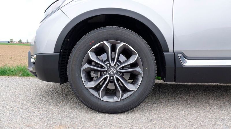 6. Der Fahrkomfort: Zu viele Autohersteller nehmen das „Sport“ in Sport Utility Vehicle viel zu ernst und vernachlässigen den Fahrkomfort – anders Honda: Der CR-V besticht durch einen flauschigen Federungskomfort, für den unter anderem die Reifen mit ihrem 60er Querschnitt verantwortlich sind. (Bild: Rosenow/»kfz-betrieb«)